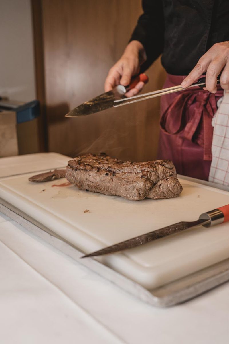 Braten wird am Adventsbuffet ohne Tanz tranchiert