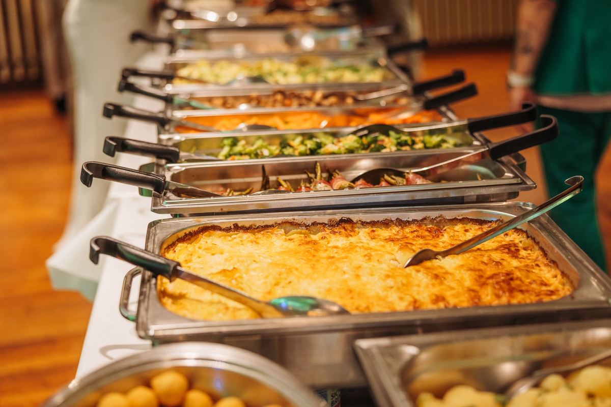 Lange Buffetreihe mit Chafing Dishes beim Adventsbuffet mit Tanz
