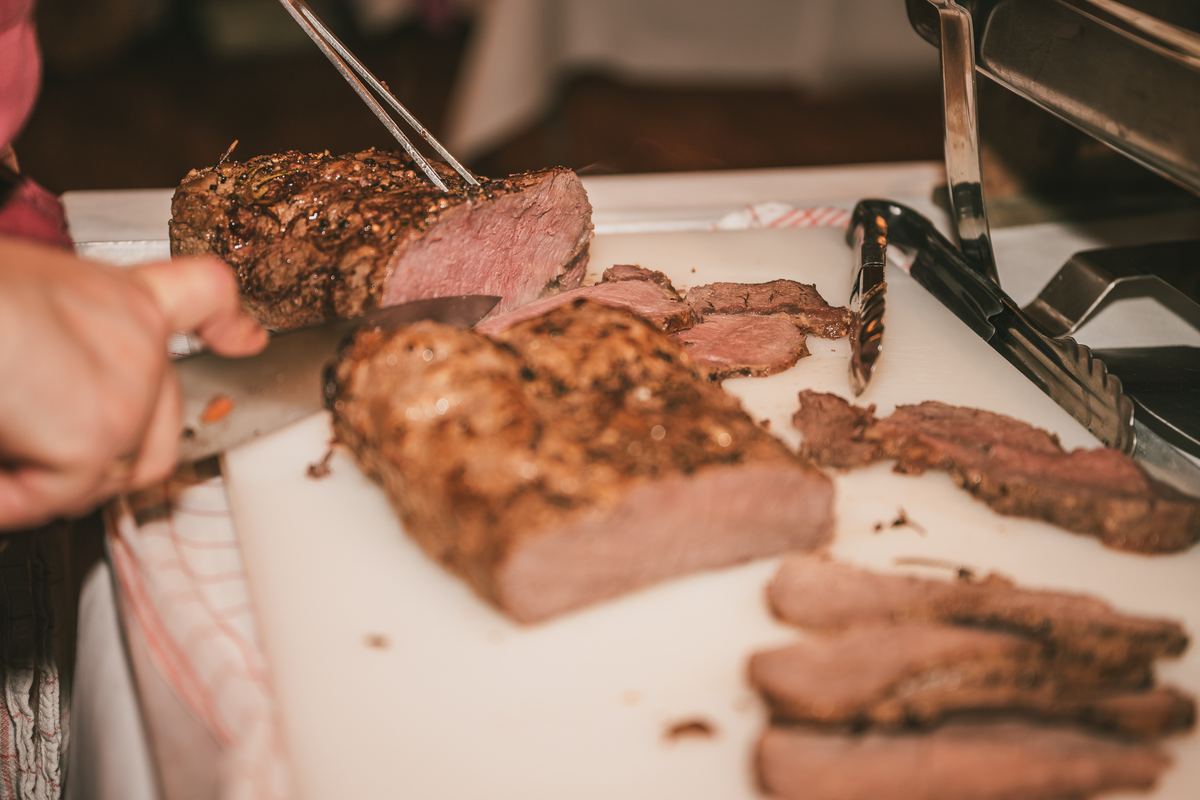 Frisch aufgeschnittener Braten am Buffet