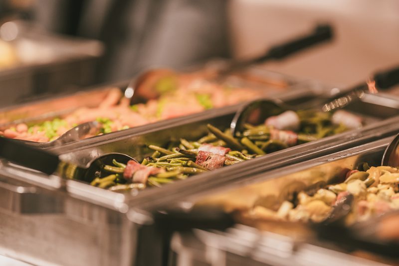 Warmes Buffet mit Bohnen im Speckmantel und Gemüse