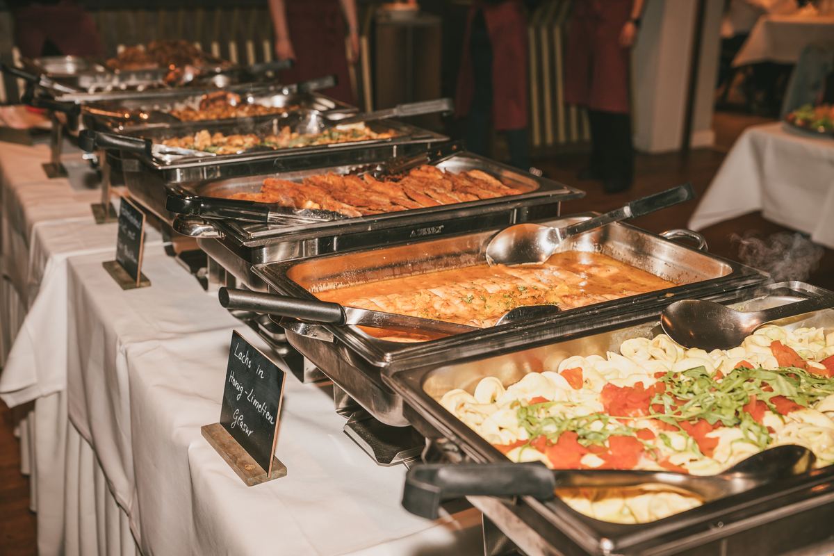 Lange Buffetreihe mit warmen Speisen und Salaten
