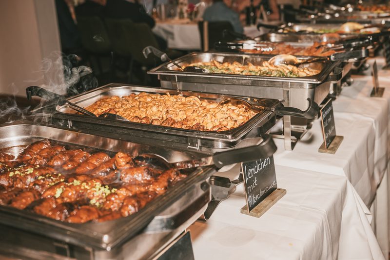 Warmes Buffet mit Fleisch und Beilagen