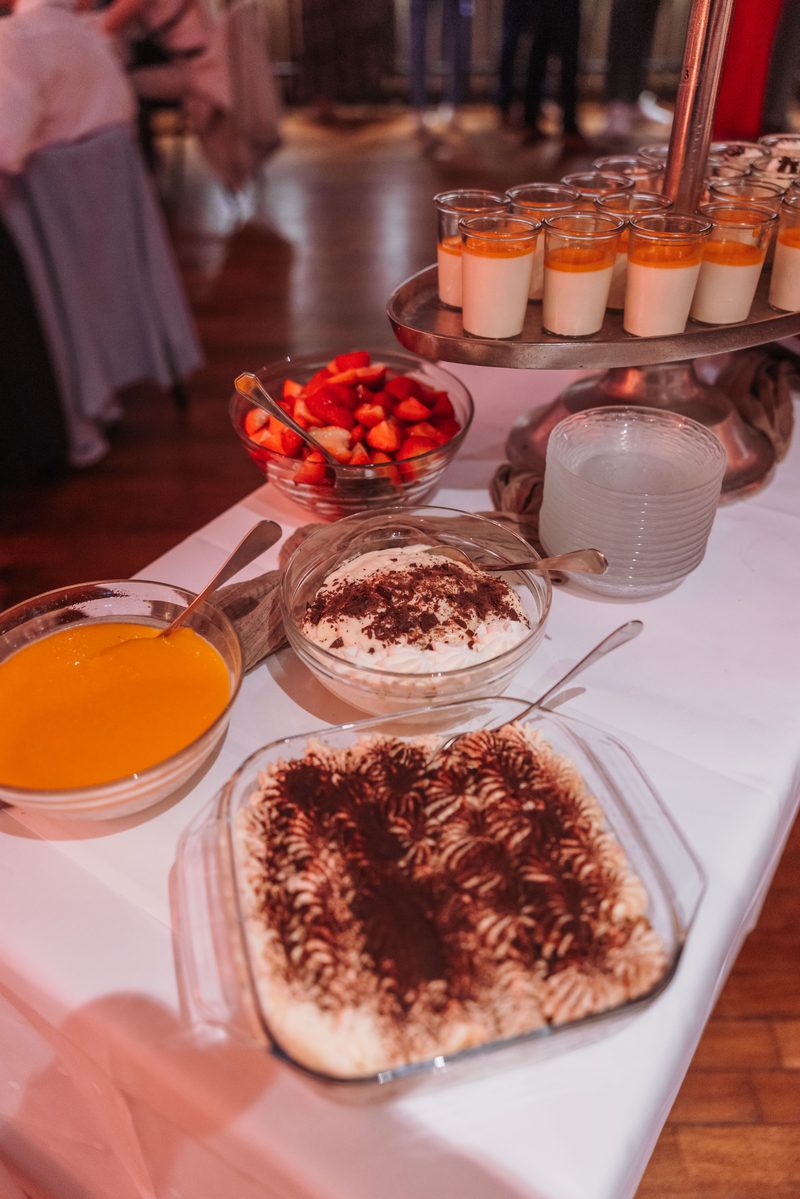 Dessertbuffet mit Tiramisu, Obst und Cremes