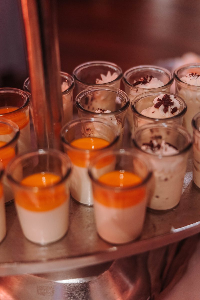 Desserts in Gläsern auf einer Etagere