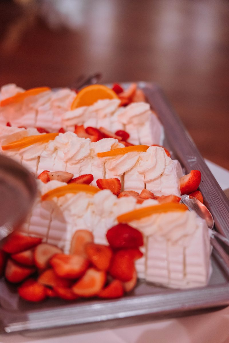 Dessertplatte mit Creme, Erdbeeren und Pfirsich