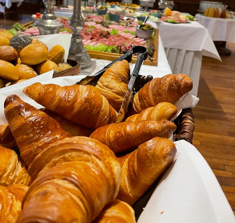 Körbe mit frischen Croissants und Brötchen
