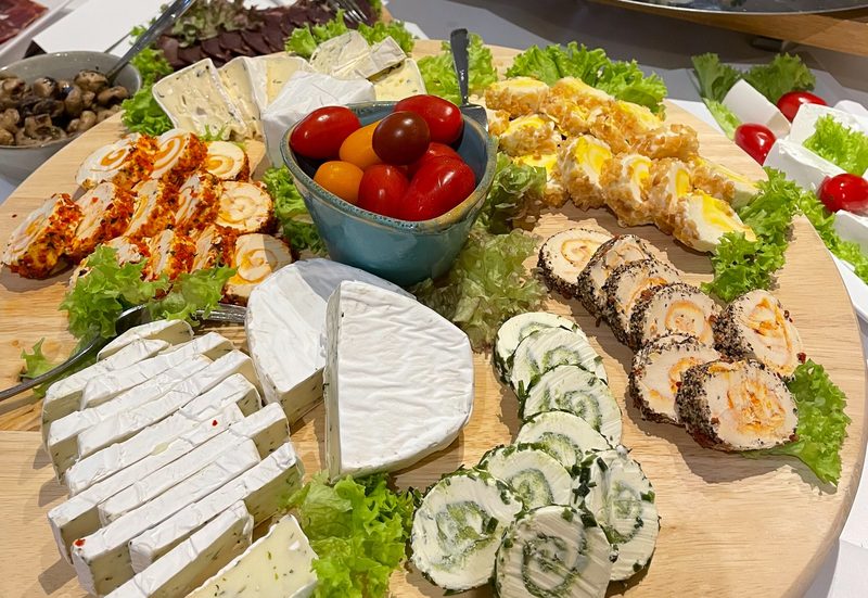 Käseplatte und Aufschnitt vom Frühstücksbuffet