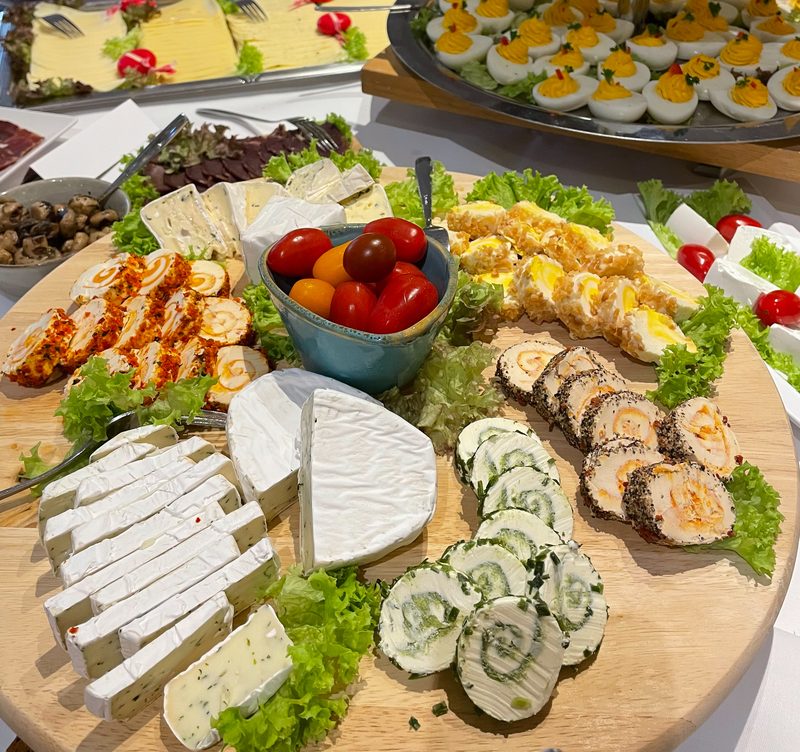 Frühstücksbuffet mit Eiern, Käse und Aufschnitt