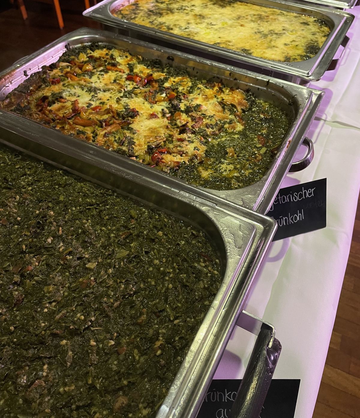 Grünkohl, vegetarischer Grünkohl und Bratkartoffeln in Warmhaltebehältern am Buffet