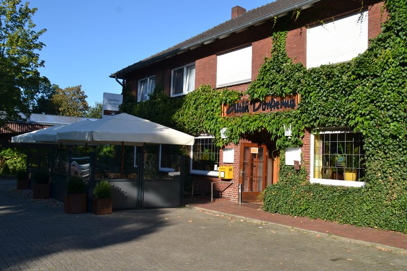 Außenansicht des Gasthauses Vaske-Thölking mit Efeu und Terrasse