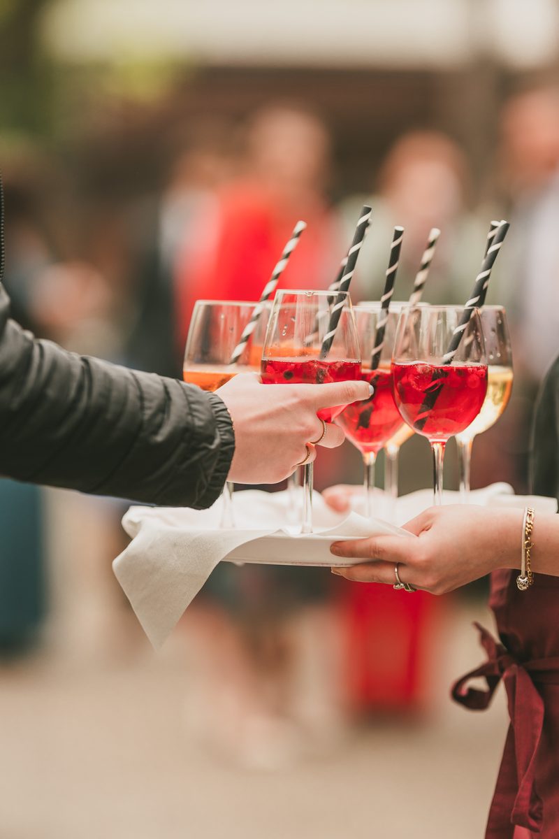 Tablett mit Aperitifgläsern beim Empfang