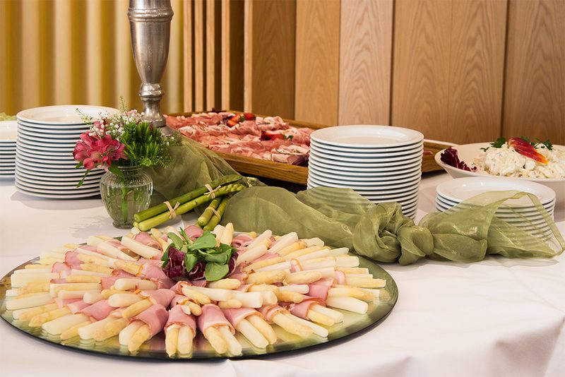 Weißer Spargel mit Schinken