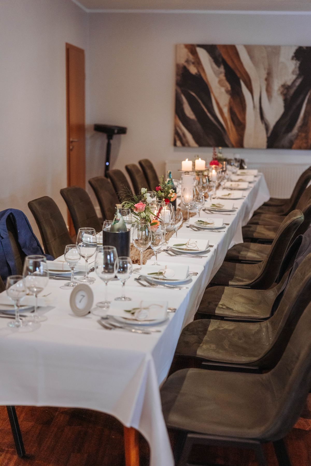 Lange weiß gedeckte Tafel im hellen Raum