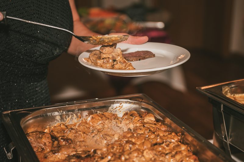 Ein Teller wird am Buffet angerichtet
