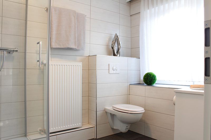 Eigenes Badezimmer mit Dusche und WC